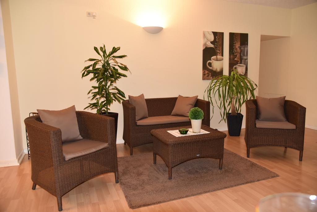 Hotel An Der Alten Porzelline Нойхаус ам Ренвег Екстериор снимка