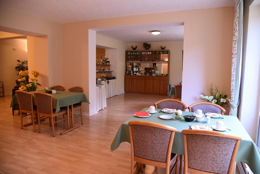 Hotel An Der Alten Porzelline Нойхаус ам Ренвег Екстериор снимка