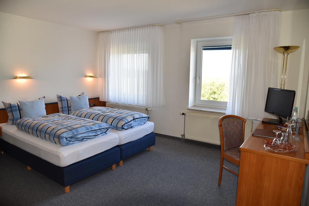 Hotel An Der Alten Porzelline Нойхаус ам Ренвег Екстериор снимка